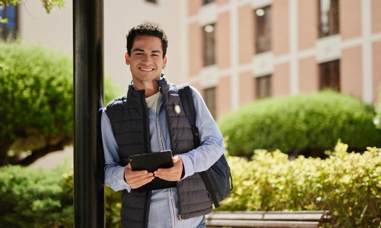Cristian Morales, apasionado del mar, solicitó un préstamo Skills & Education de MicroBank para impulsar su futuro profesional estudiando Ciencias del Mar. CAIXABANK