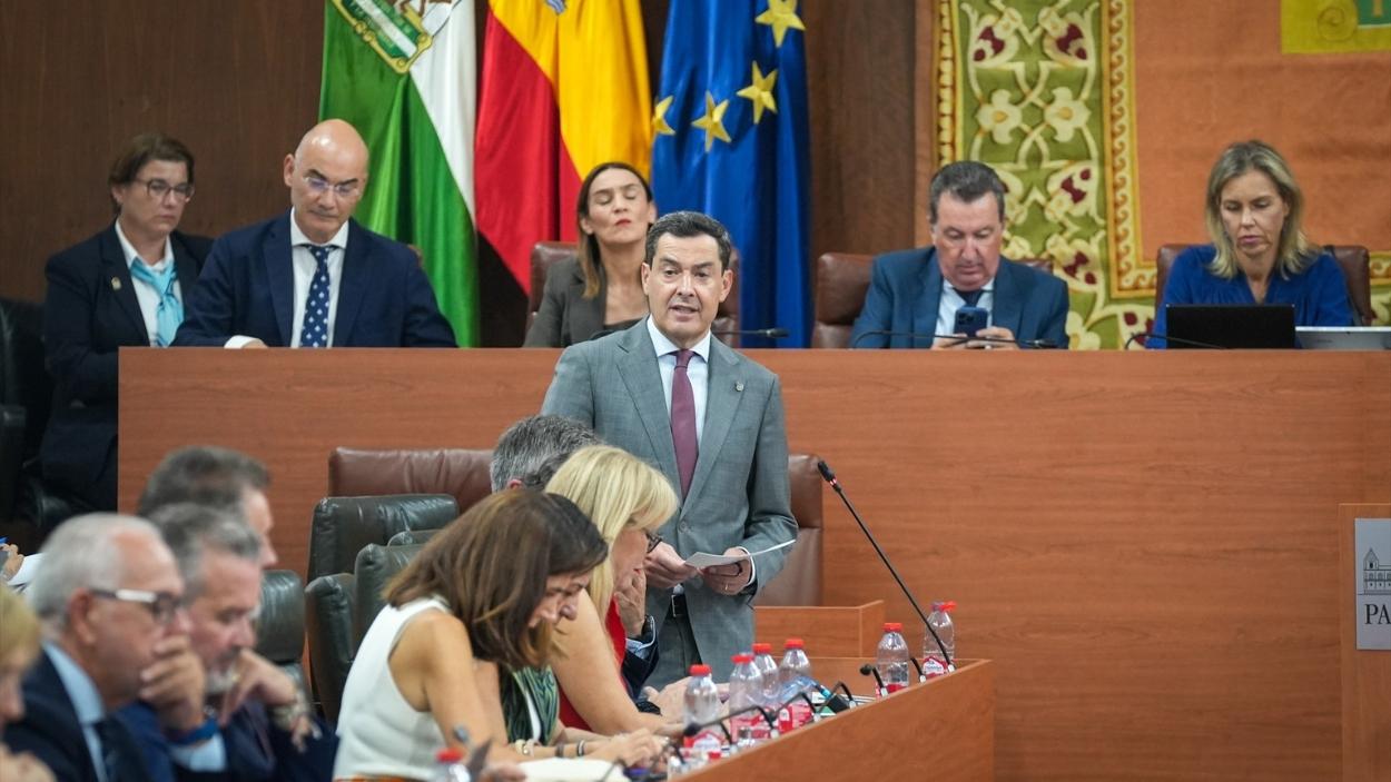 El presidente de la Junta de Andalucía, Juanma Moreno, en la primera jornada del Pleno del Parlamento andaluz / EP