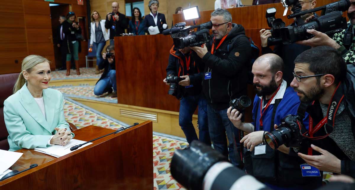 La presidenta de la Comunidad de Madrid, Cristina Cifuentes, rodeada de periodistas durante el pleno de la Asamblea de Madrid celebrado hoy en medio de la polémica por las calificaciones del máster universitario de la presidenta regional. 