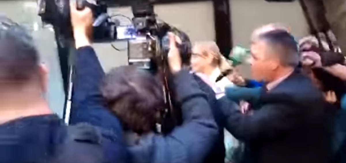 Imagen de Cristina Cifuentes huyendo de los periodistas en la Asamblea Nacional