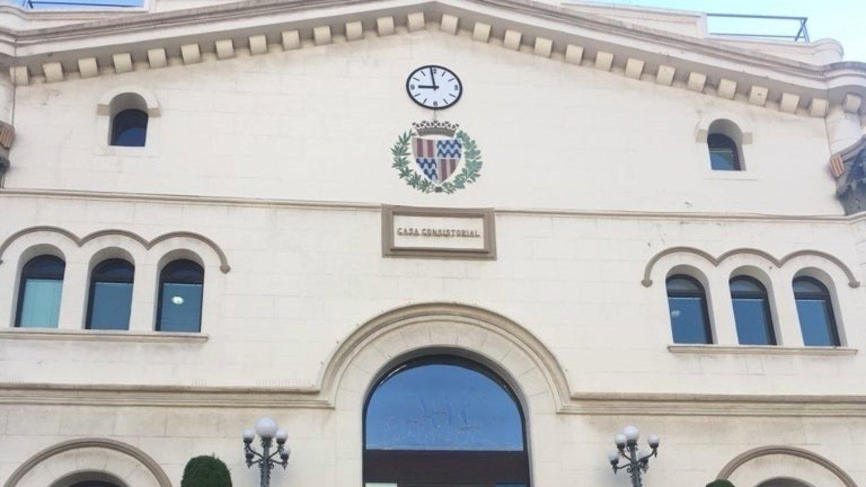 Fachada del Ayuntamiento de Badalona. Foto de archivo