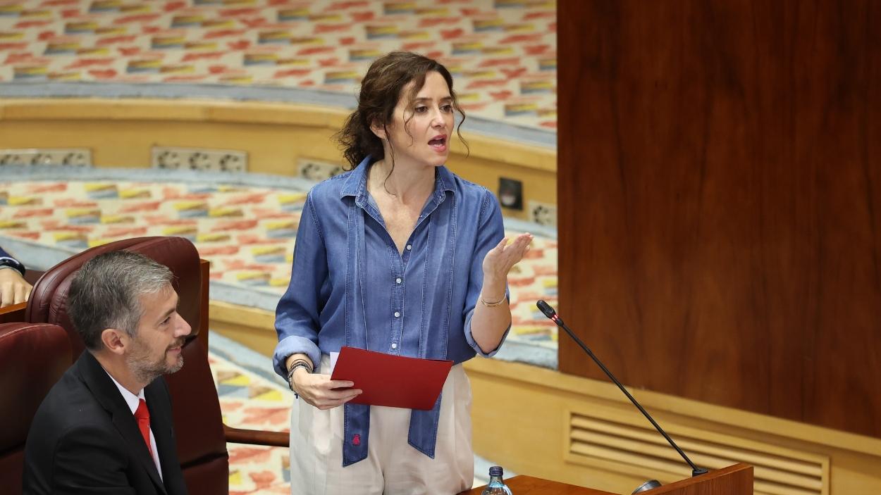 La presidenta de la Comunidad de Madrid, Isabel Díaz Ayuso, y el Consejero de Presidencia, Justicia y Administración Local, Miguel Ángel García Martín, en la Asamblea regional. EP.