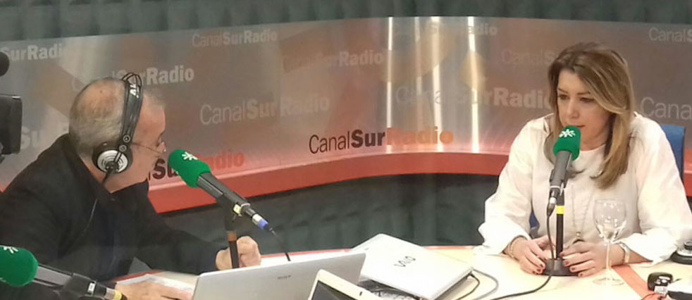 El periodista Tom Martín Benítez entrevistando a Susana Díaz en Canal Sur Radio.