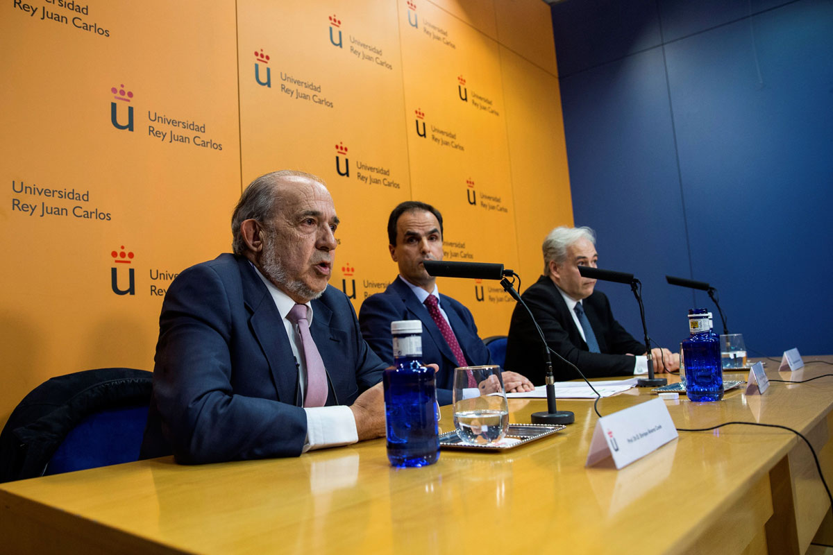 Enrique Álvarez Conde (izq.) el rector de la URJC (cen.) y el profesor Pablo Chico (der.) en rueda de prensa