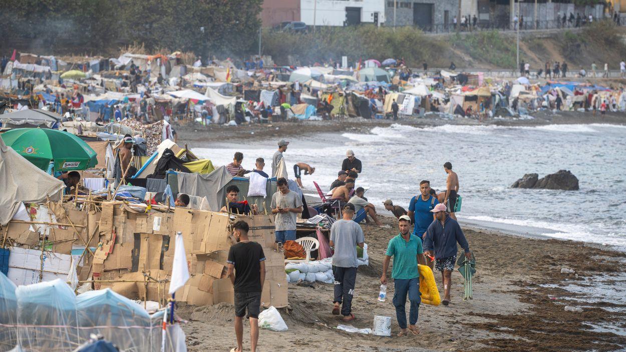 Asentamiento de migrantes en la playa El Trampolín. EP.