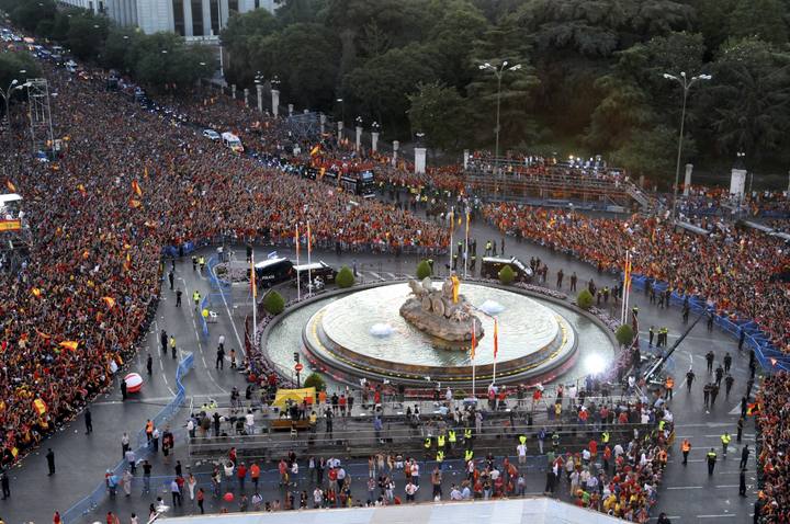 Foto del Ayuntamiento de Madrid que muestra la celebración de la Eurocopa de 2012 con la Selección Española en Cibeles.