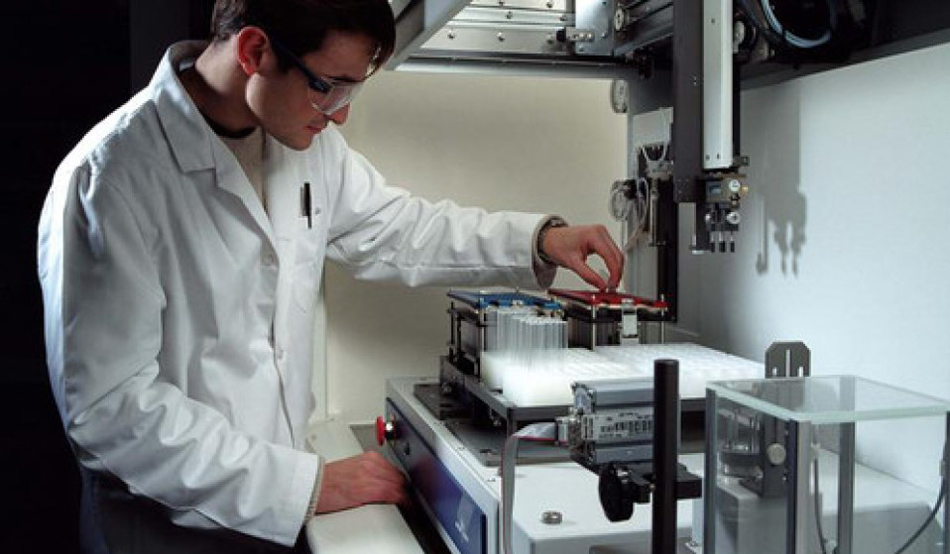 Un investigador analiza unas muestras en laboratorio