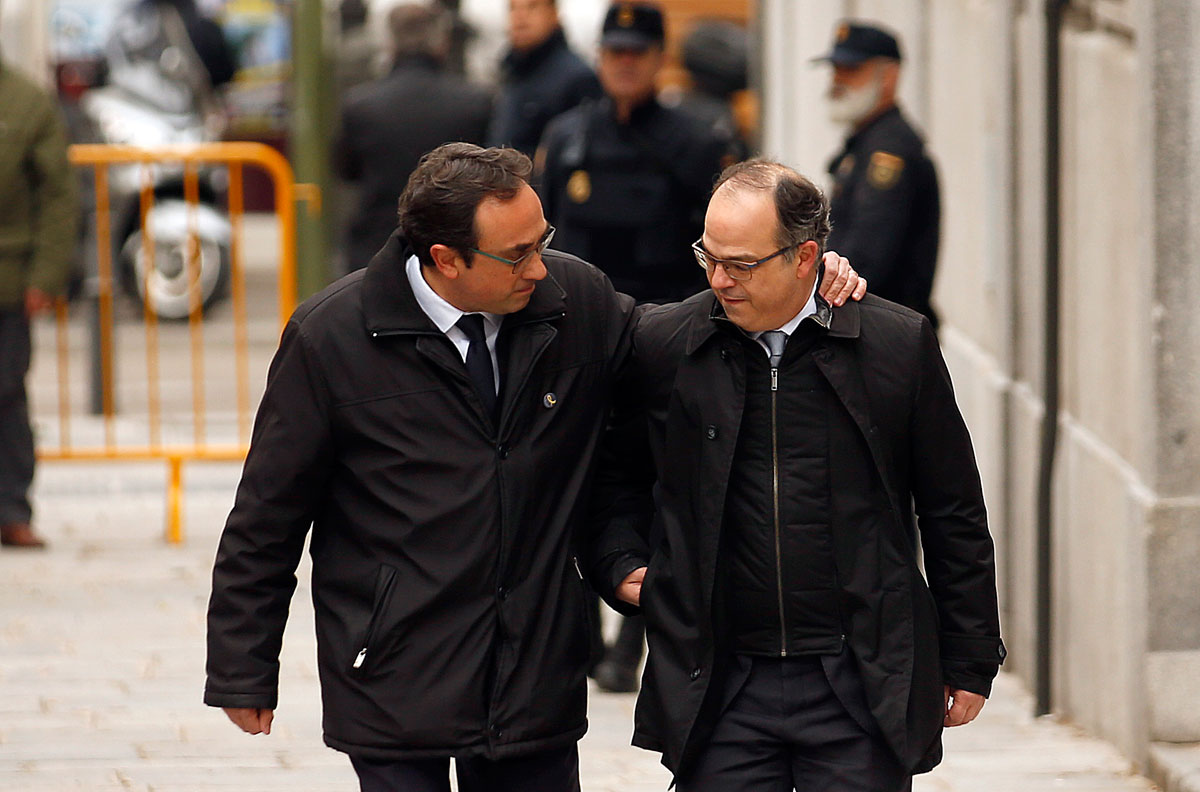 Josep Rull coge por el hombro al candidato a la investidura Jordi Turull antes de entrar en la sede del Tribunal Supremo