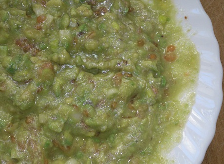 Guacamole -aguacate con cebolleta y tomate- y nachos y muslos de pavo rellenos y empanados