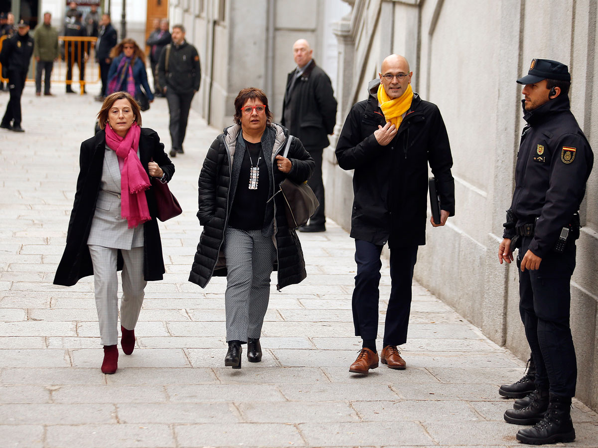 El diputado de ERC Raúl Romeva y las exdiputadas Dolors Bassa y Carme Forcadell antes de entrar en la sede del Tribunal Supremo