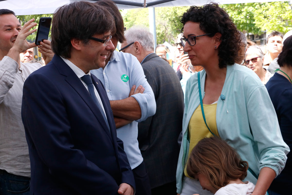 El presidente de la Generalitat, Carles Puigdemont, y la secretaria general de ERC, Marta Rovira
