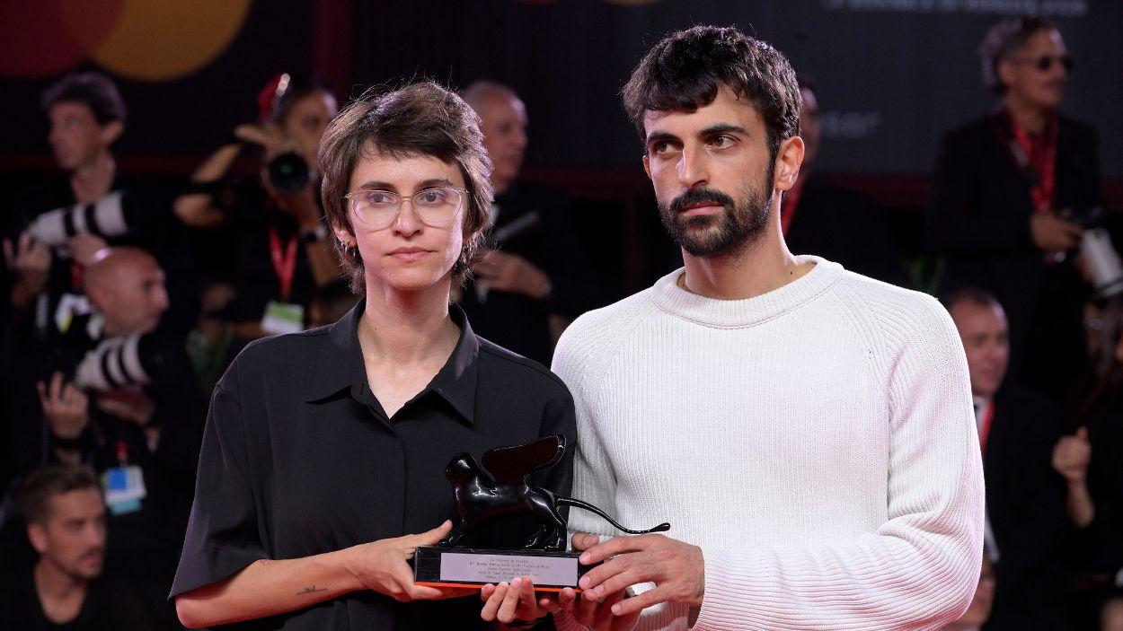 Los directores Yuval Abraham y Rachel Szor posan con el Premio Especial del Jurado por 'Naza' tras la gala de clausura del Festival Internacional de Cine de Venecia, a 11 de septiembre de 2026, en