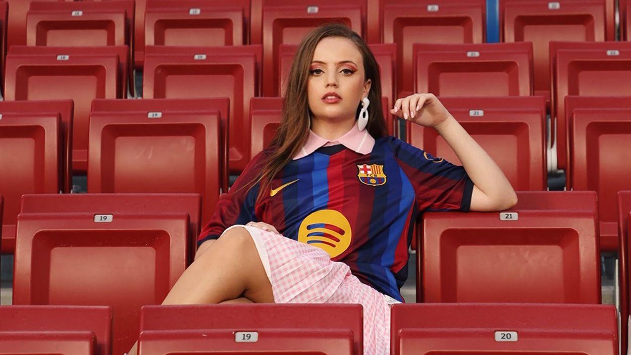 “Tot el camp és un clam” Asha convierte el césped del Camp Nou en escenario para presentar Rendez vous