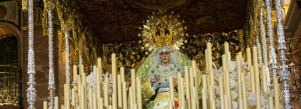 Miles de personas visitan hoy en Sevilla la basílica de la Macarena, donde pueden observar los pasos que procesionarán en los próximos días por la capital andaluza. 