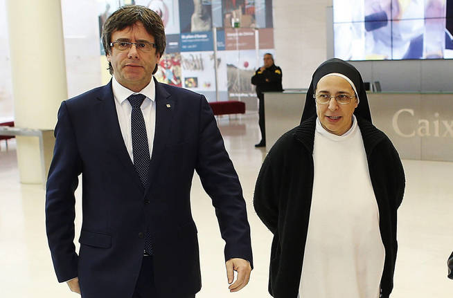 Carles Puigdemont, junto a Sor Lucía Caram.