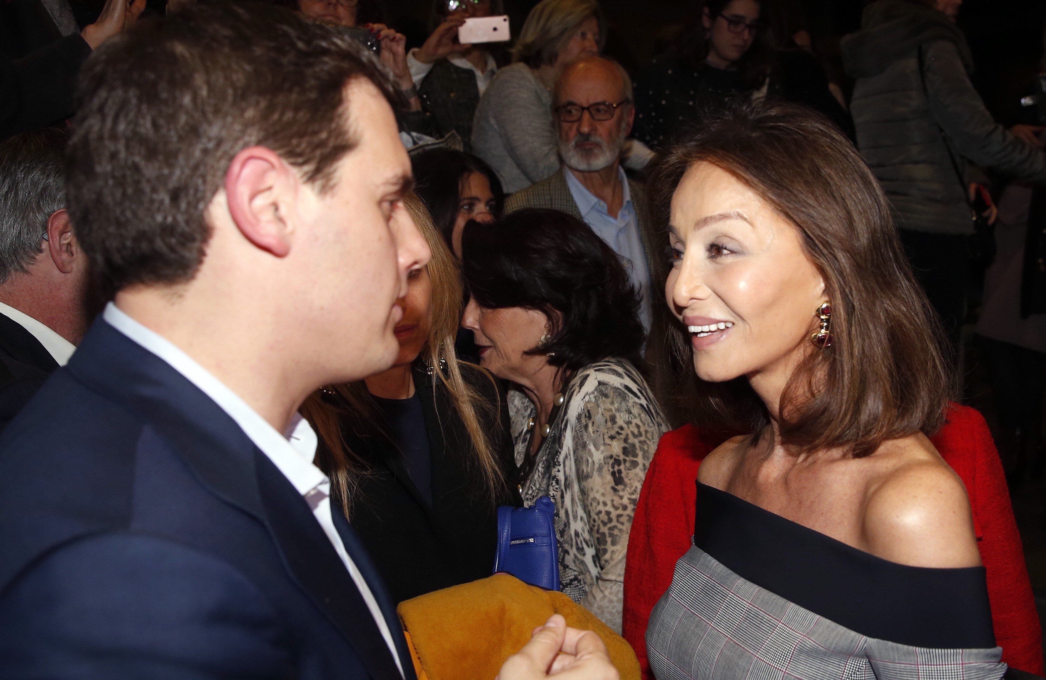 Albert Rivera junto a Isabel Preysler en la presentación del ensayo de Mario Vargas Llosa.