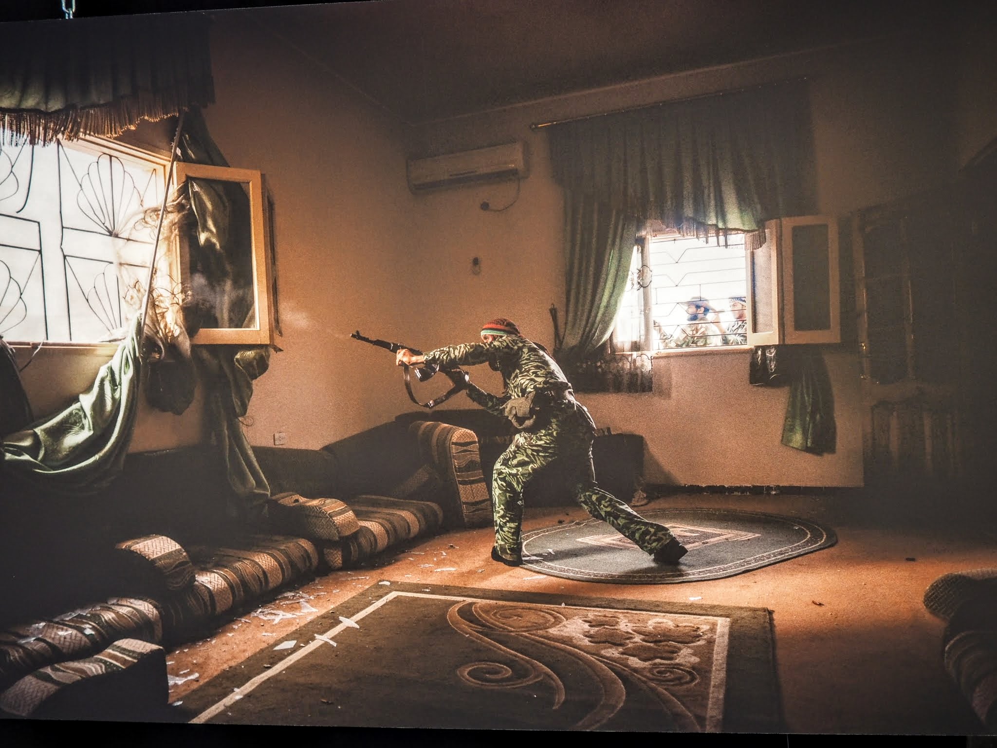 Un rebelde dispara contra el ejército de Bashar al Assad, en una de las fotografías de Manu Brabo