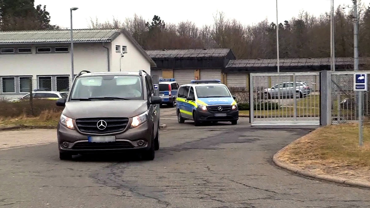 Captura de video del momento en el que un furgón policial traslada al expresidente catalán Carles Puigdemont de la comisaría de la localidad de Jagel, al norte de Kiel, hacia la cárcel de la localidad de Neumünster 