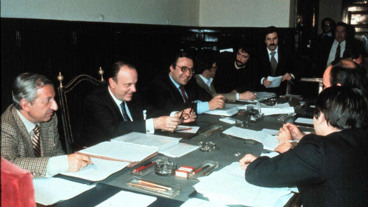 Constitución de la Ponencia de los siete diputados encargados de elaborar el anteproyecto de Constitución Española, conocidas como los "Padres de la Constitución" / EP