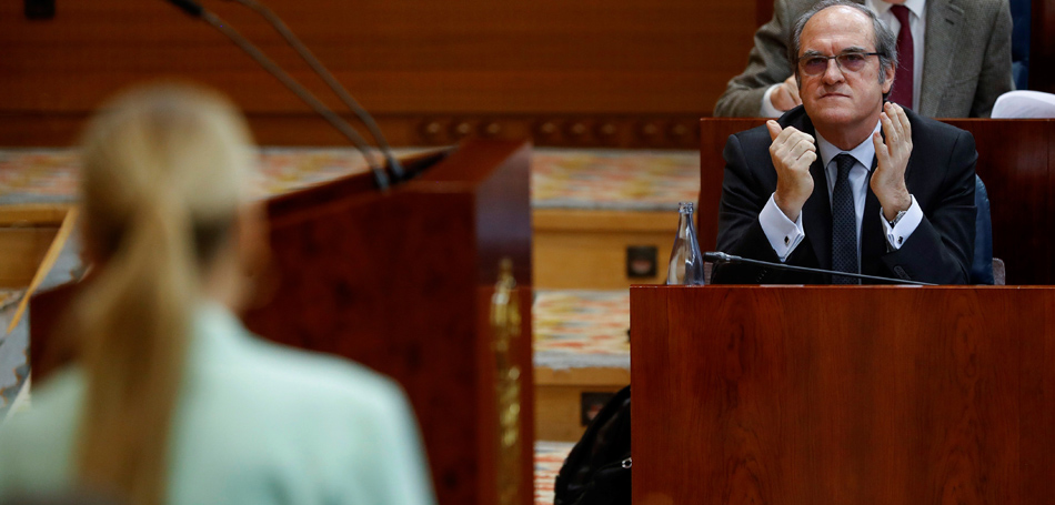 El portavoz socialista, Ángel Gabilondo (d), escucha la intervención de Cristina Cifuentes, durante un pleno de la Asamblea de Madrid