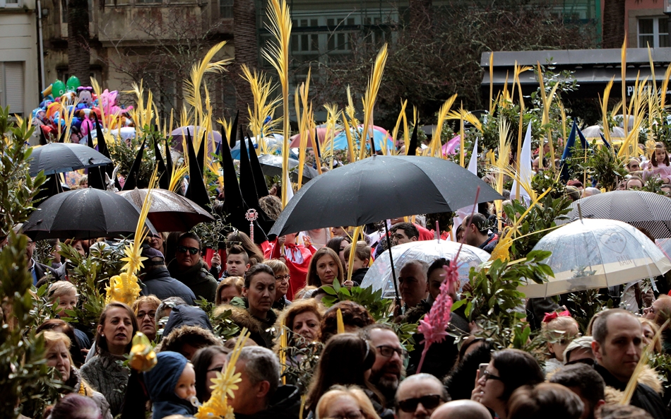 En España la Semana Santa se celebra con devoción, en la imagen el día de Ramos en Ferrol, pero el salto a la modernidad lo ha dado Reino Unido.