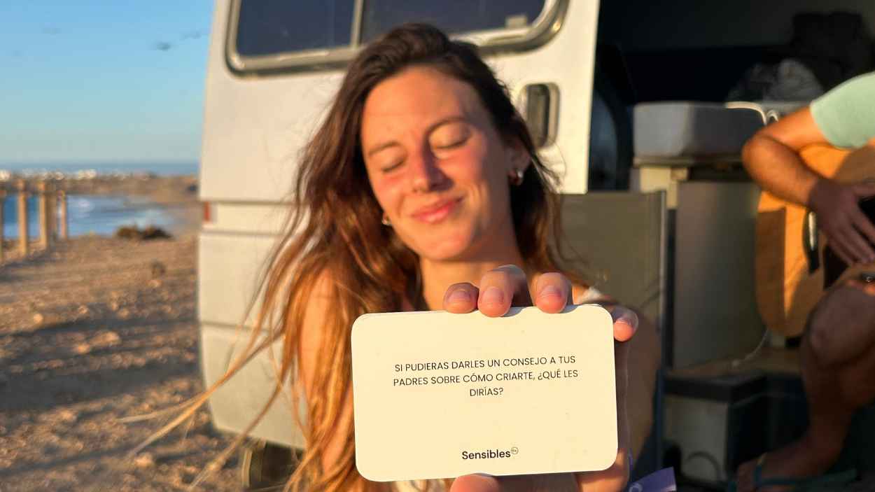 El juego de cartas que te hará dejar el móvil a un lado para hablar de verdad con los demás
