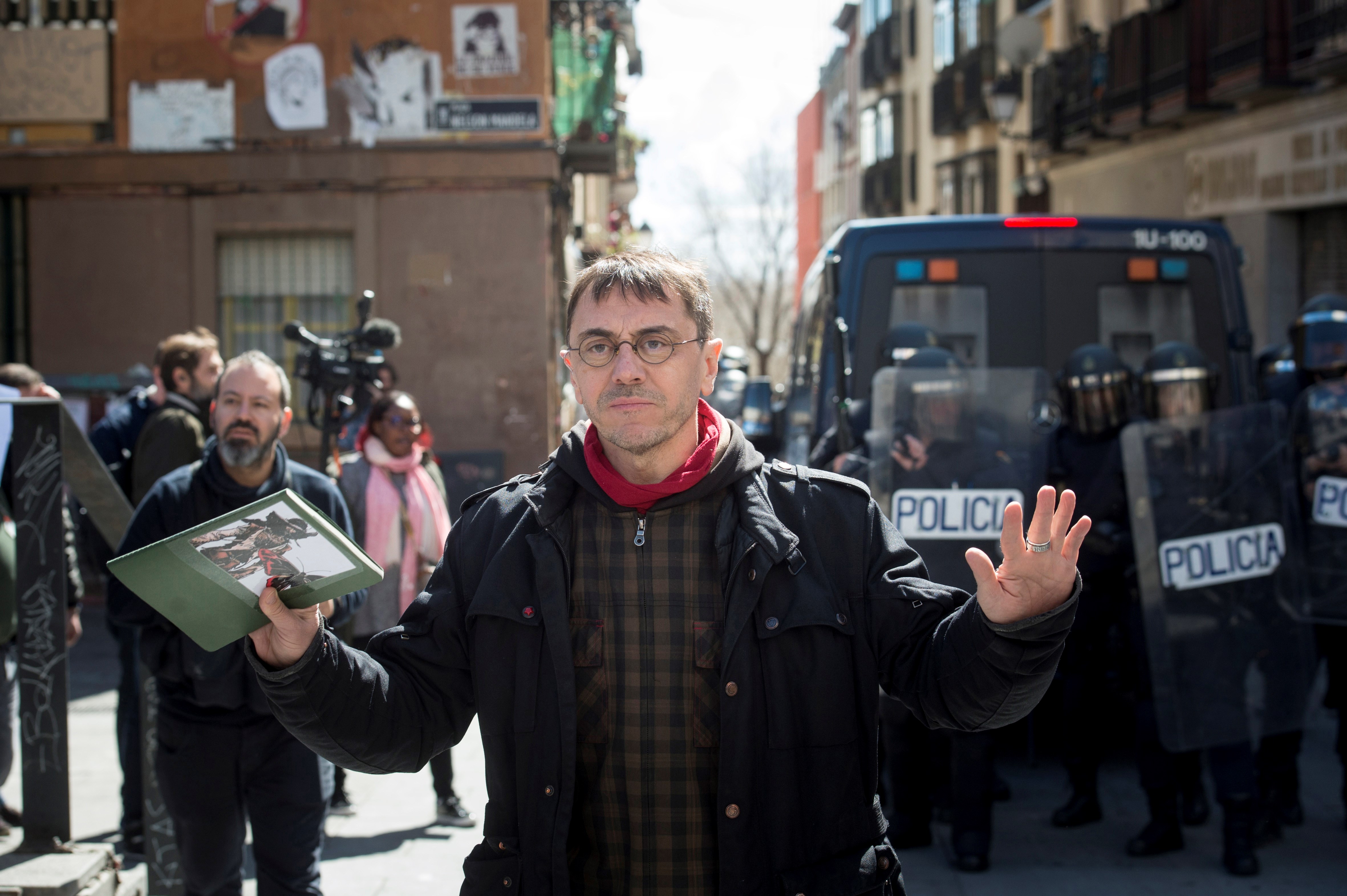 El cofundador de Podemos, Juan Carlos Monedero, durante los disturbios en la Plaza Nelson Mandela del barrio madrileño de Lavapiés.