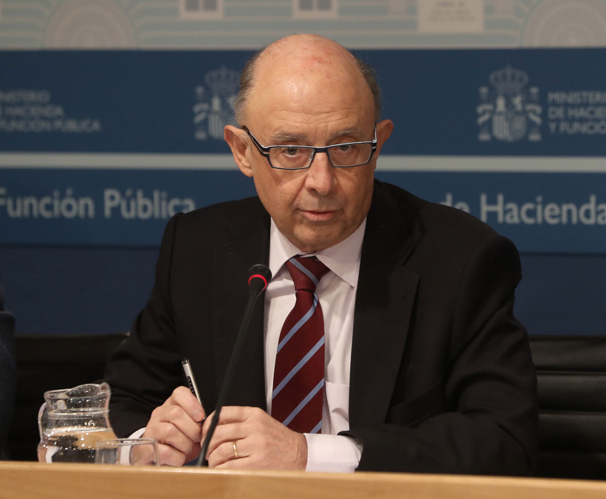 El ministro de Hacienda y Función Pública, Cristóbal Montoro, durante la rueda de prensa que ha ofrecido esta mañana para informar de los datos de la ejecución parlamentaria. EFE