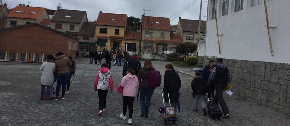 Niños a la salida del colegio Rosalía de Castro en Carril Pontevedra
