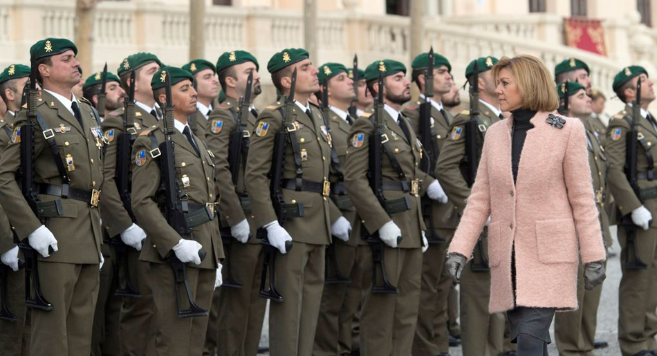 La ministra de Defensa, María Dolores de Cospedal, pasa revista a la tropa