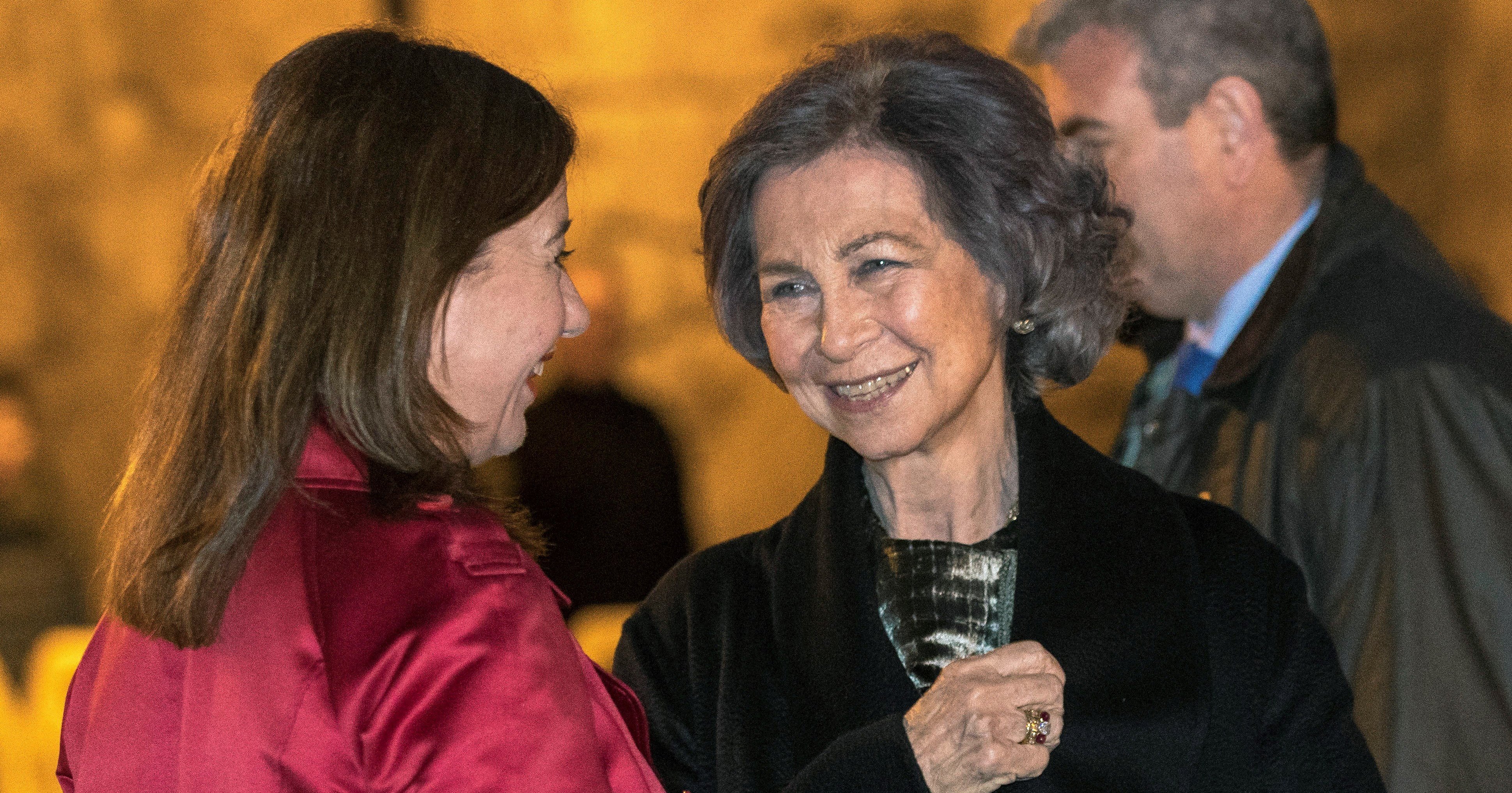 La reina Sofía es recibida por la presidenta de Baleares, Francina Armengol, a su llegada al concierto