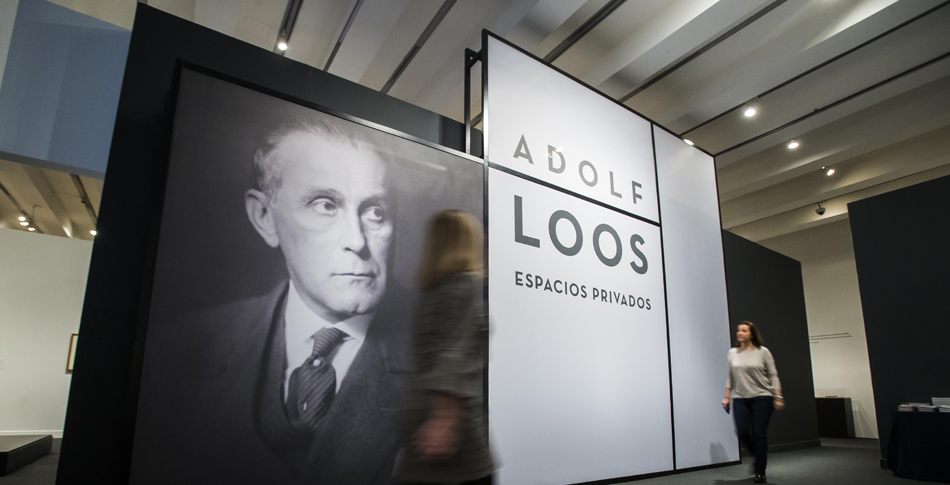 El cartel con la fotografía de Adolf Loos que abre la exposición