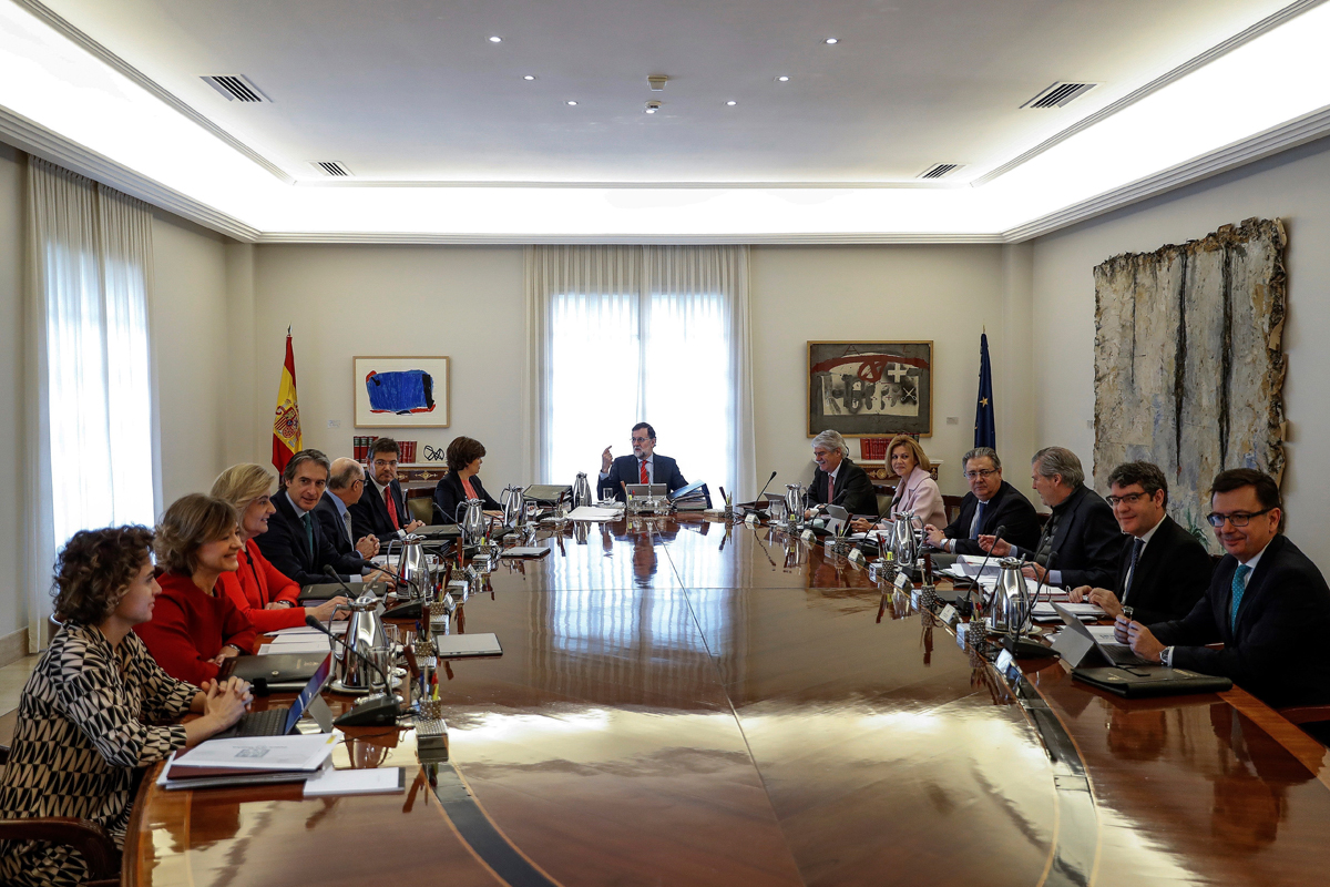 El presidente del Gobierno Mariano Rajoy (c), durante la reunión del Consejo de ministros