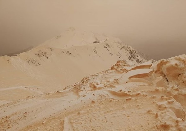 La extraña nieve naranja que cubre Europa del Este