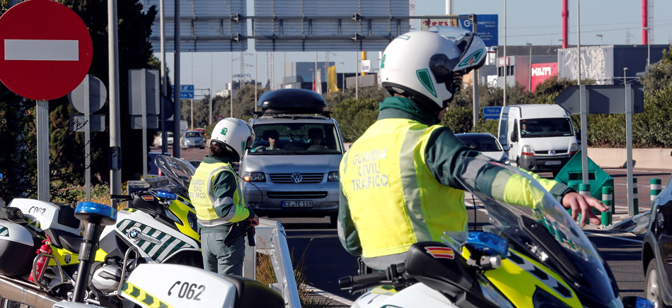 Dos agentes de la Guardia Civil de Tráfico regulan el tráfico