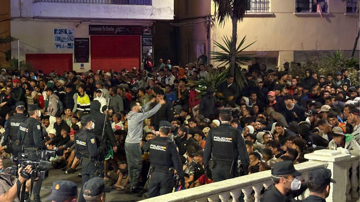 Los Cuerpos de Seguridad del Estado organizan a los migrantes para su traslado al Puerto de Ceuta. EP.