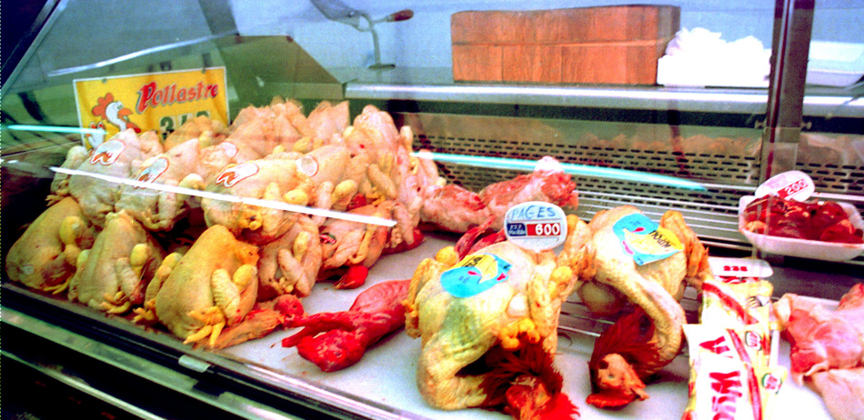 Vista de una pollería en un mercado Vista de una pollería en un mercado