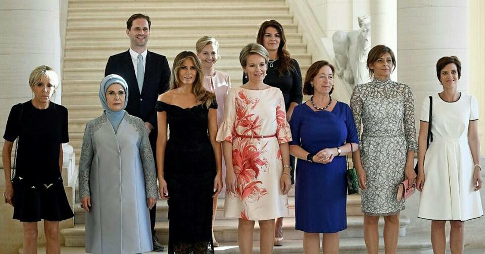 Gauthier Destenay, posa con las mujeres de diferentes líderes mundiales en una foto para la historia