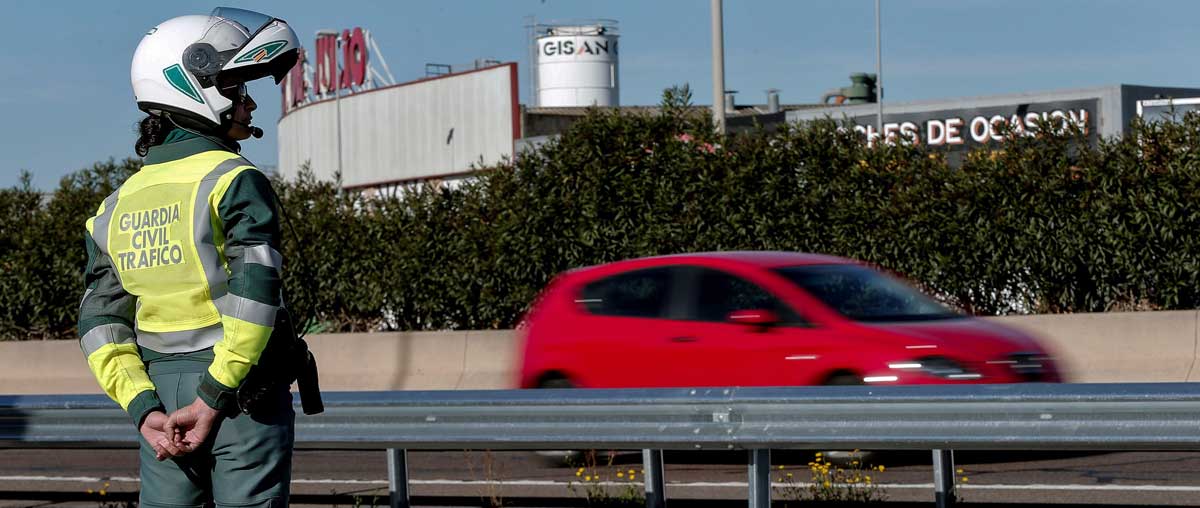 Una agente de la Guardia Civil de Tráfico regula la fluidez en los desplazamientos de los automovilistas, este mediodía en la autovía V-31. 