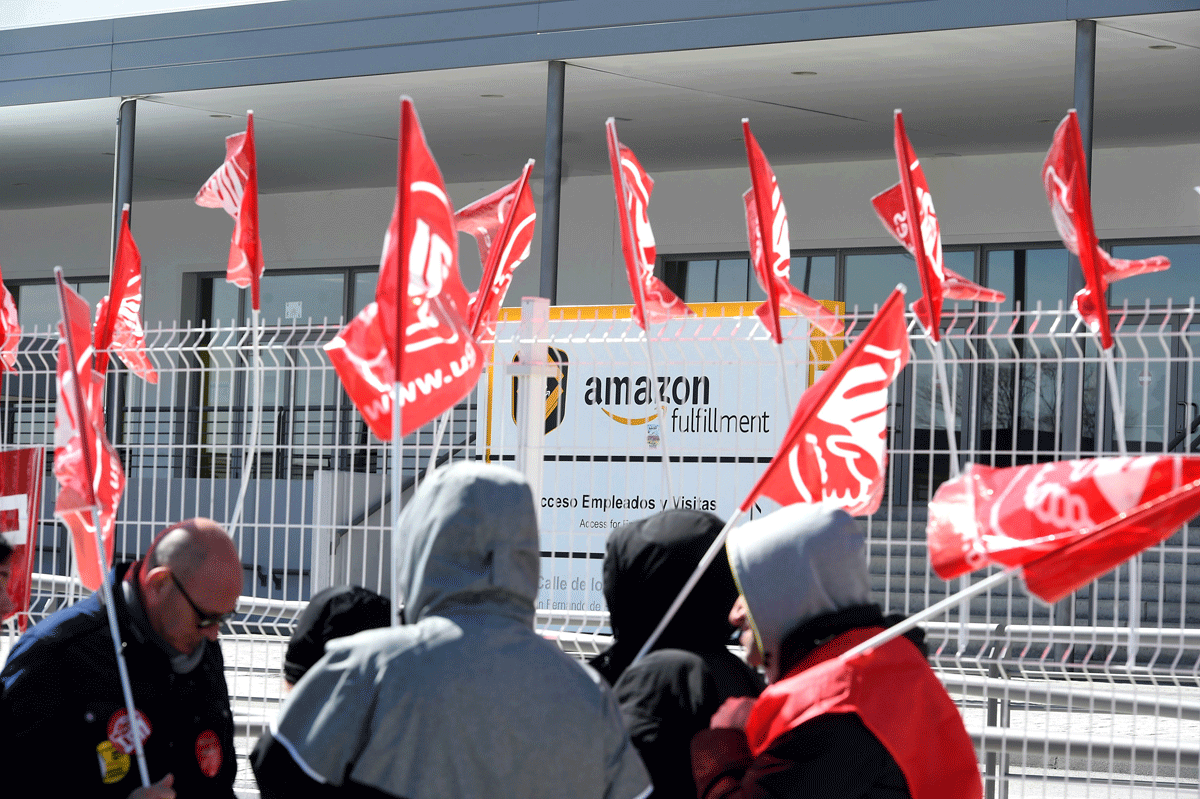 Trabajadores de Amazon frente a la sede de la empresa en San Fernando de Henares en una imagen de archivo.