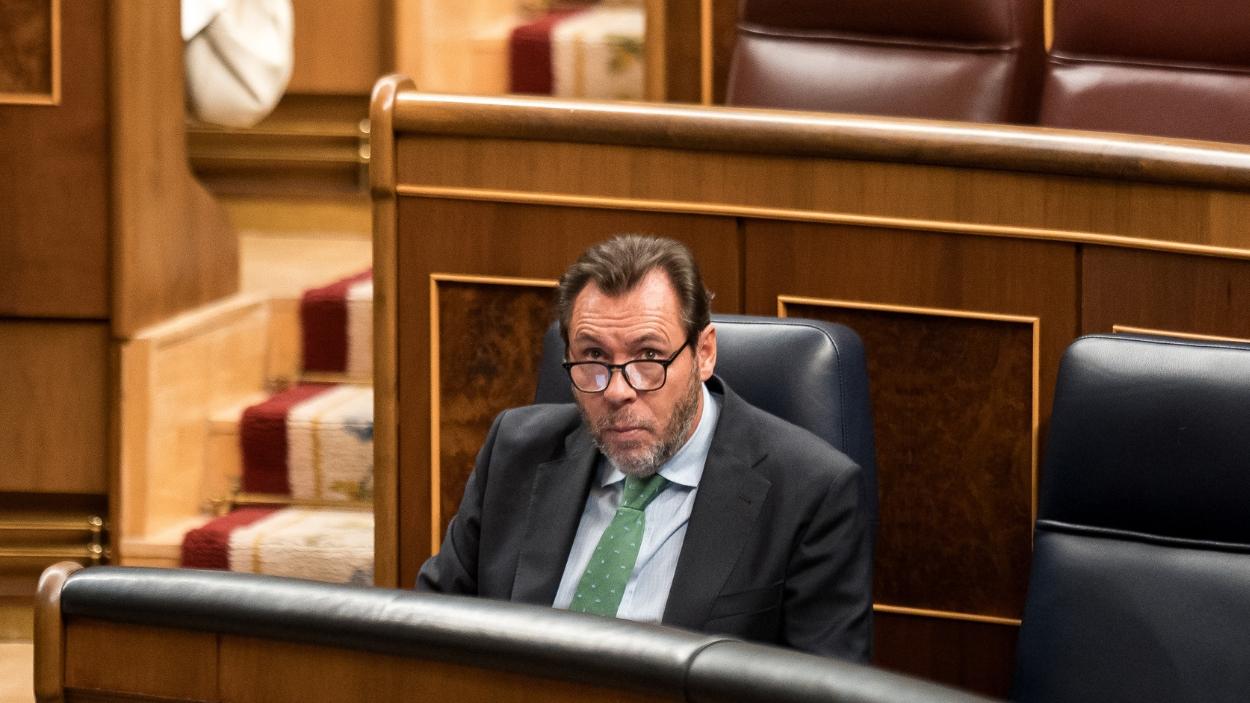 El ministro de Transportes y Movilidad Sostenible, Óscar Puente, durante una sesión de control al Gobierno, en el Congreso de los Diputados. EP.
