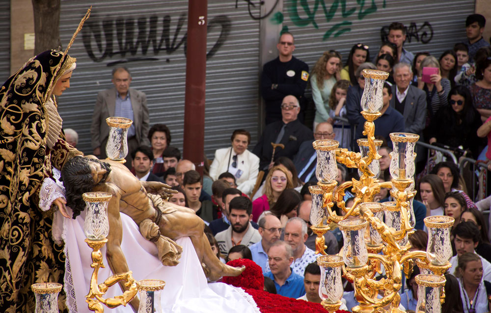 El Cristo de La Misericordia de la Hermandad de El Baratillo a su paso por las calles de Sevilla.
