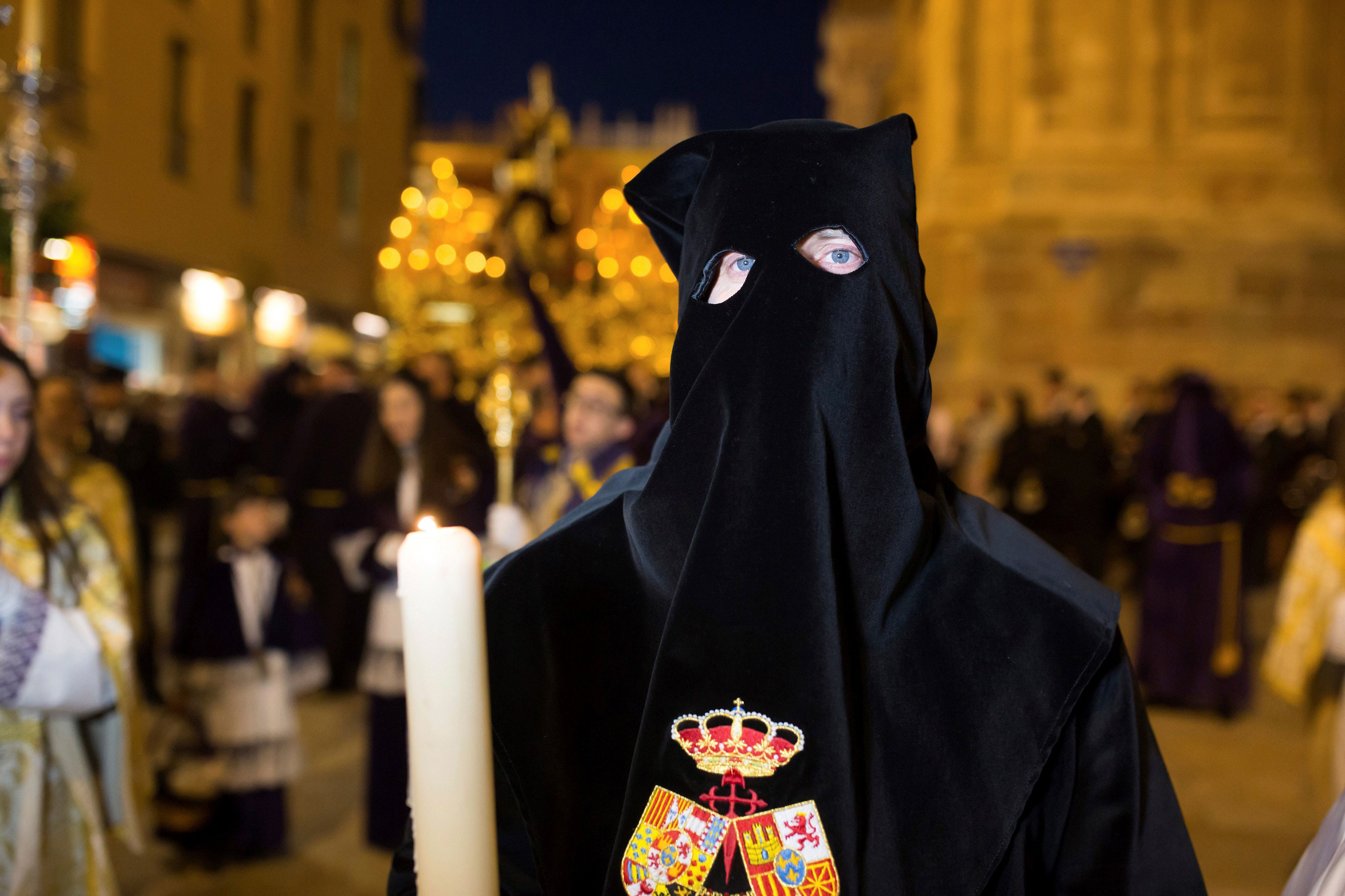 El preso indultado por nuestro Padre Jesús El Rico procesiona delante del trono en la noche del Miércoles Santo malagueño. 