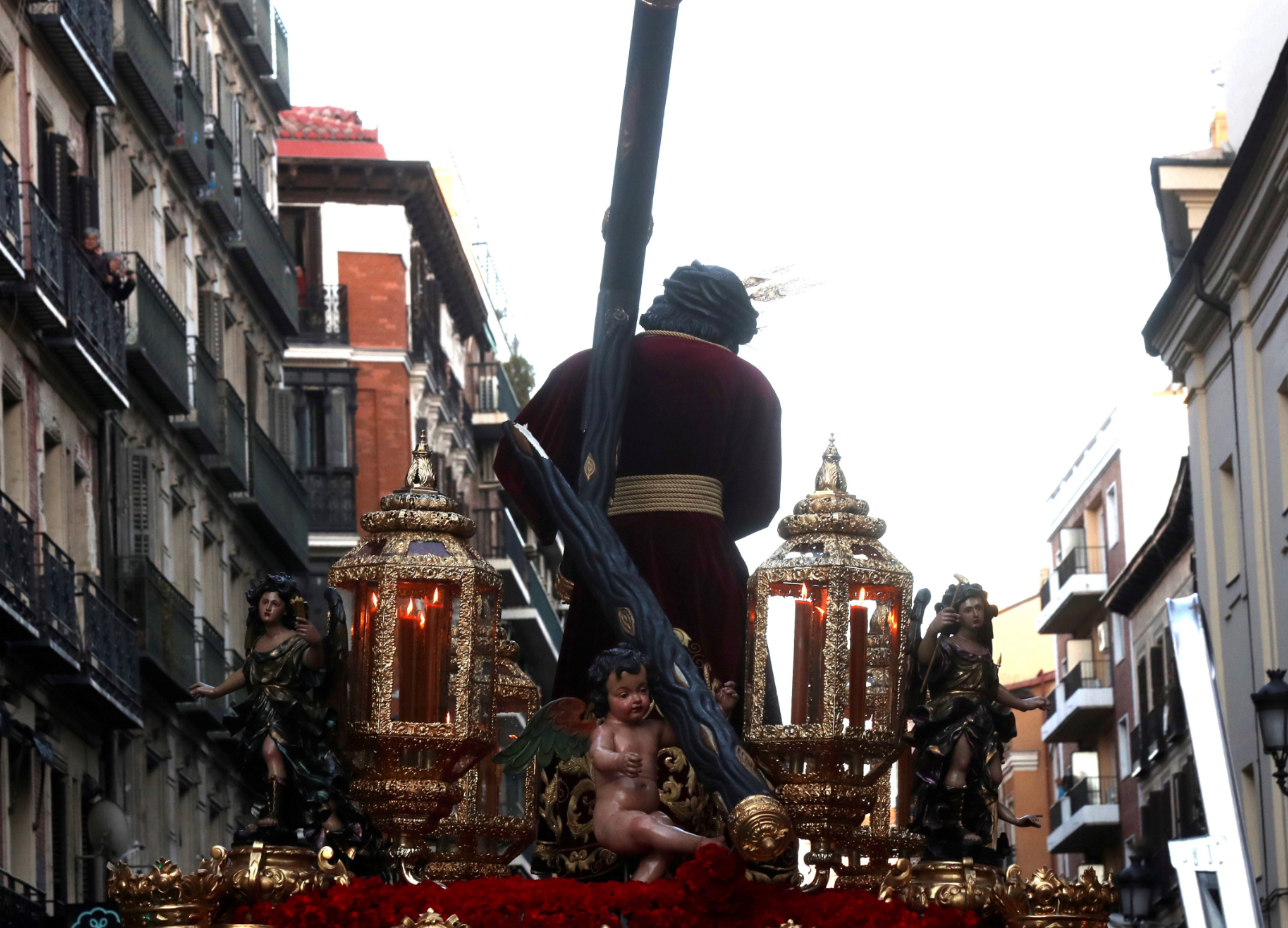 La cruz del paso del Jesús del Gran Poder al romperse tras chocar contra un semáforo (Madrid).