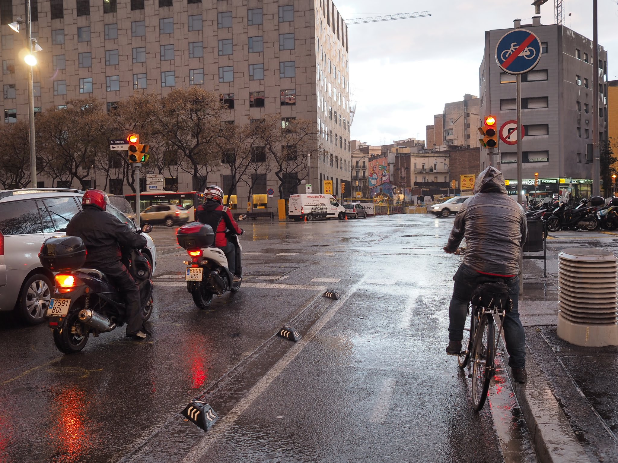 Ciclista parado en un semáforo de la calle de la Diputación, uno de los tramos más peligrosos.