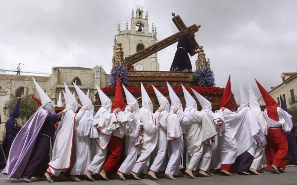 Procesión de Jesús Nazareno frente a la Catedral de Palencia.