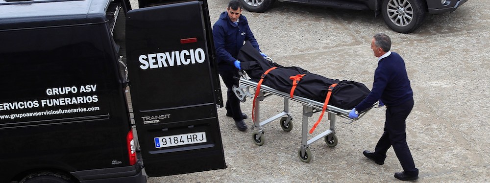 Traslado de uno de los cadáveres recuperados en aguas del Estrecho.