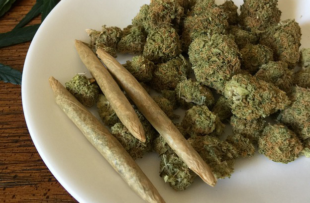 Varios cogollos y porros de marihuana. Varios cogollos y porros de marihuana.