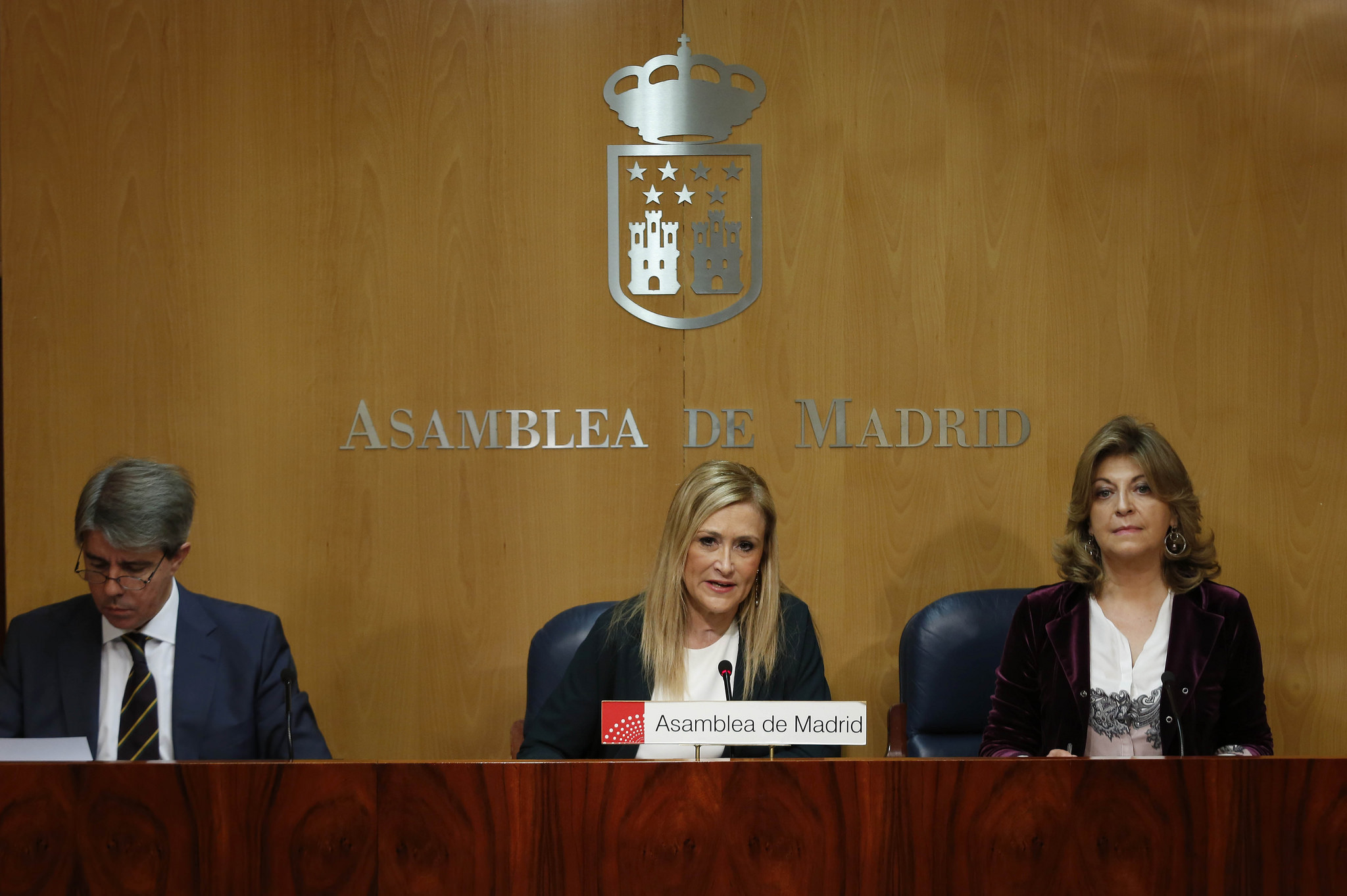 La presidenta de la Comunidad de Madrid, Cristina Cifuentes, entre Ángel Garrido y Engracia Hidalgo.