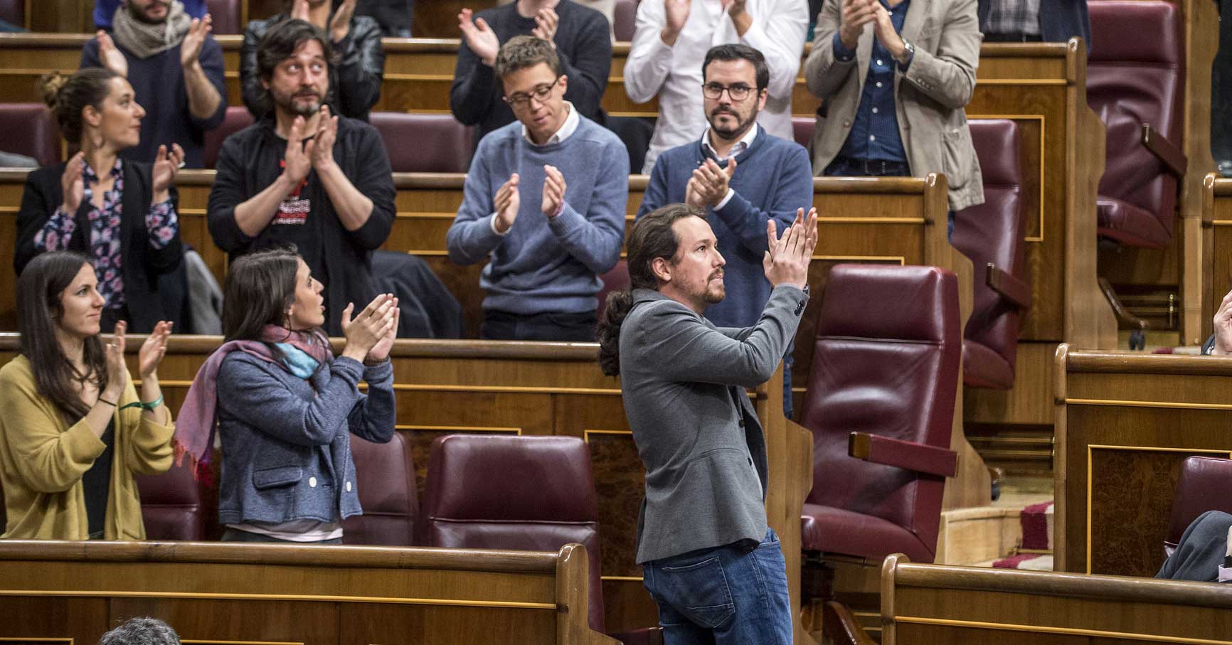 El secretario general de Podemos, Pablo Iglesias, y la portavoz parlamentaria, Irene Montero, durante su comparecencia en la que anunciaron que someterán sus cargos a la decisión de los inscritos